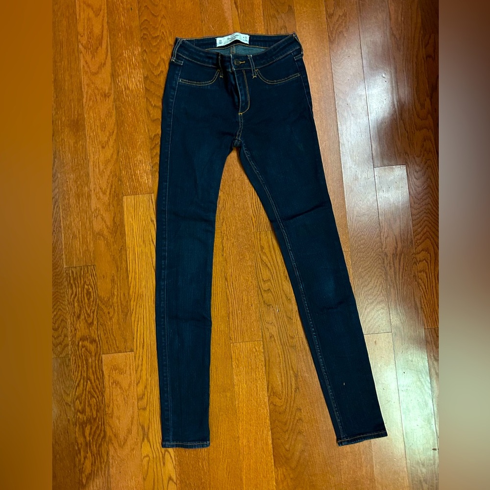 Abercrombie and Fitch size 0R skinny jeans. Waist 25 - length 29. EUC